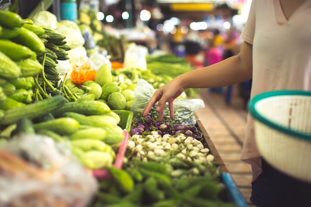 Foto gratuita mujer compra frutas y verduras orgánicas