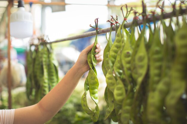 mujer compra verduras orgánicas