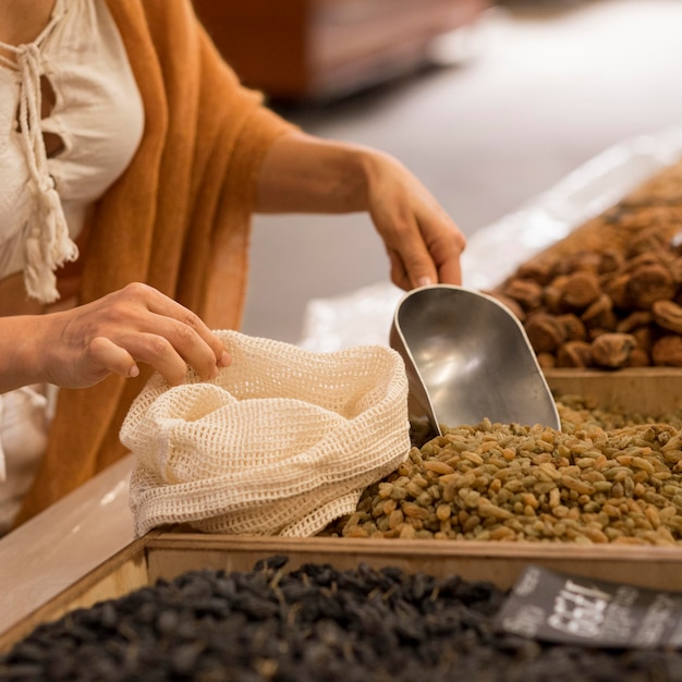 Mujer comprando alimentos secos en el mercado