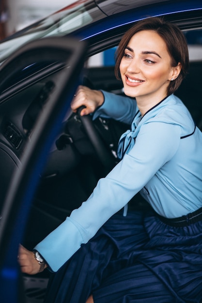 Foto gratuita mujer comprando un carro