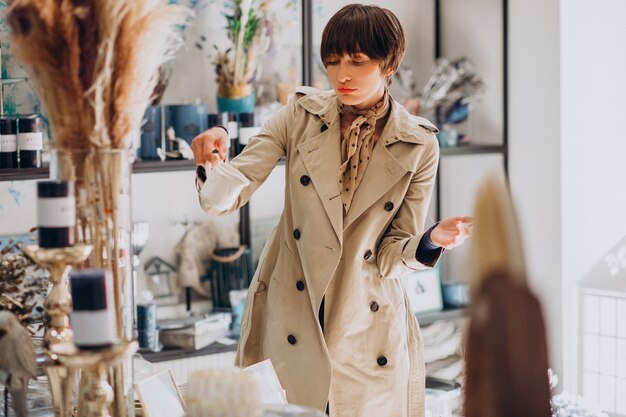 Mujer comprando cosas en una tienda de decoración