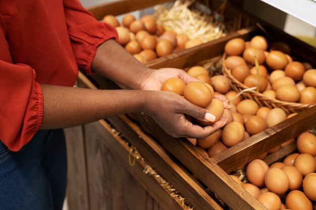 Mujer comprando huevos en el supermercado