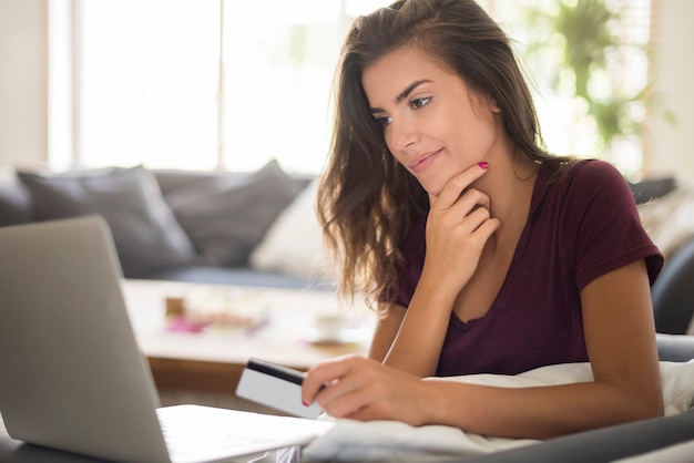 Mujer comprando en línea con una computadora portátil