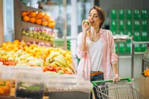 Foto gratuita mujer comprando en el supermercado