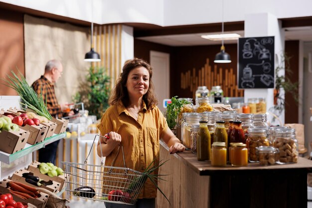 Mujer comprando verduras frescas en la tienda