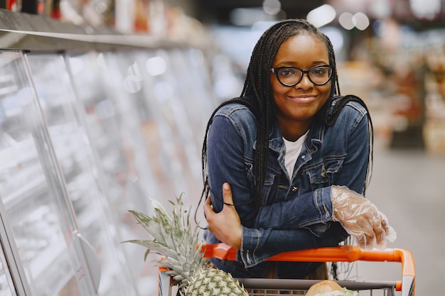 Mujer comprando verduras en el supermercado