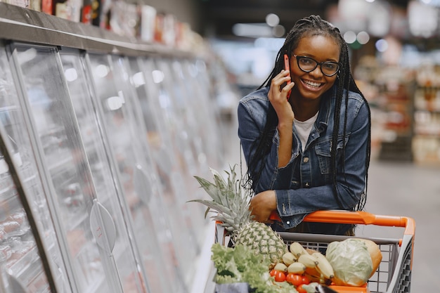 Mujer comprando verduras en el supermercado