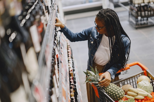 Mujer comprando verduras en el supermercado