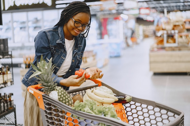 Mujer comprando verduras en el supermercado