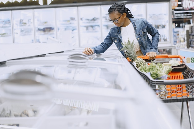 Mujer comprando verduras en el supermercado