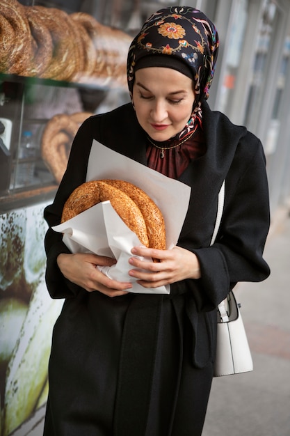 Foto gratuita mujer comprando vista frontal de ramadán