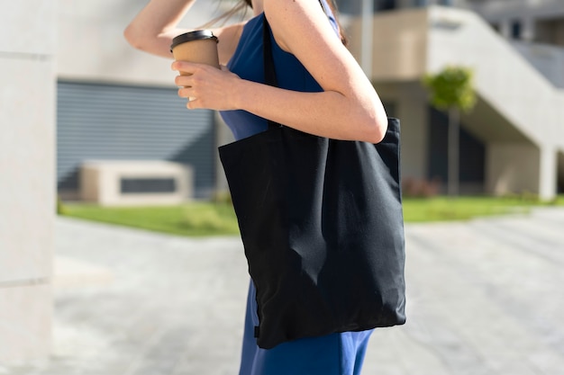 Mujer de compras con bolso de tela