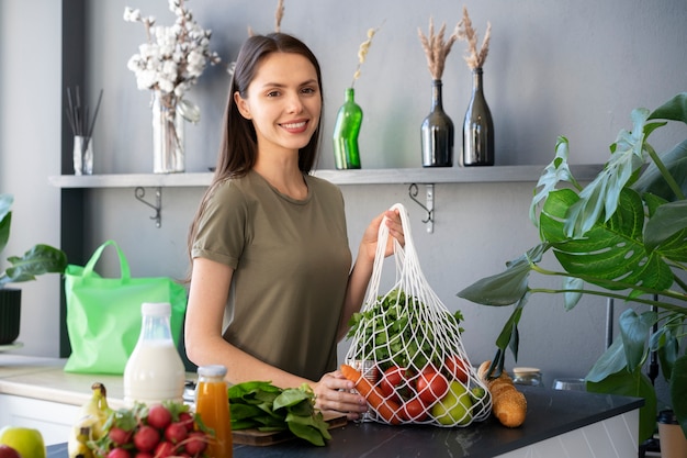 Mujer de compras con bolso de tela