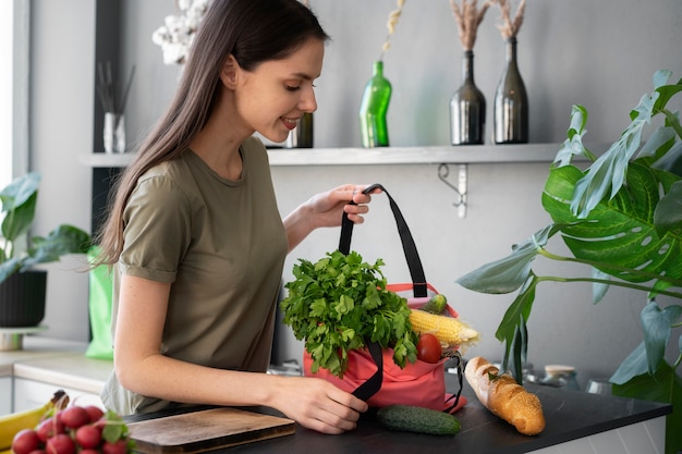 Foto gratuita mujer de compras con bolso de tela