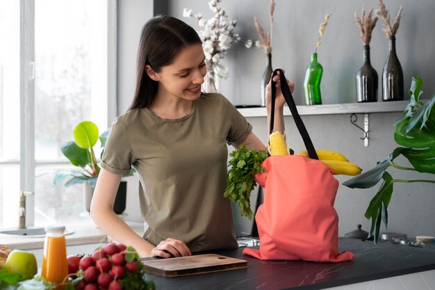 Mujer de compras con bolso de tela