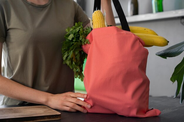 Mujer de compras con bolso de tela