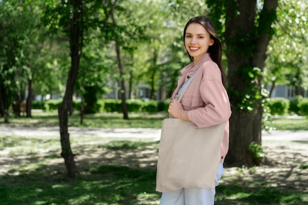 Foto gratuita mujer de compras con bolso de tela