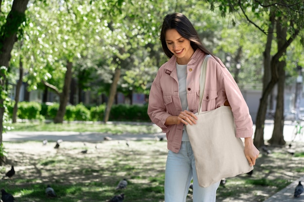 Mujer de compras con bolso de tela