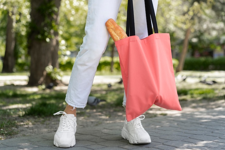 Foto gratuito mujer de compras con bolso de tela