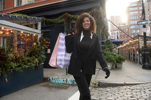 Mujer de compras en la ciudad