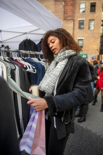 Foto gratuita mujer de compras en la ciudad