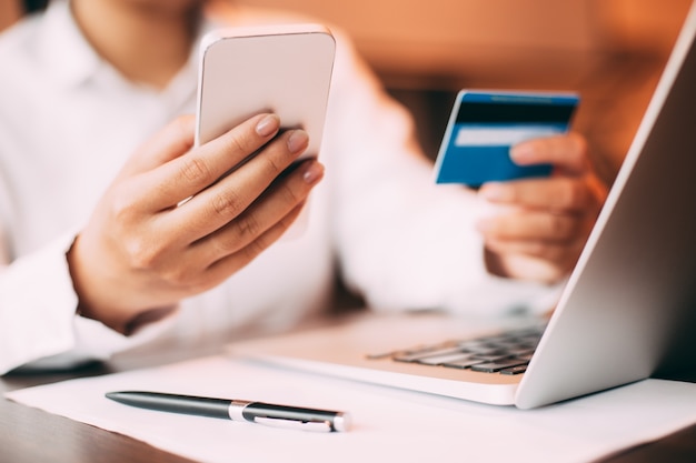 Mujer de las compras de crédito gestor de teléfono inteligente