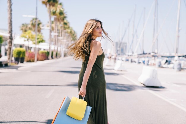 Mujer de compras y dando un paseo en un día soleado