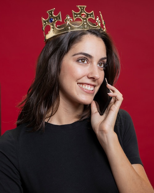 Mujer en compras hablando por teléfono