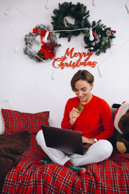 Mujer de compras en línea en Navidad