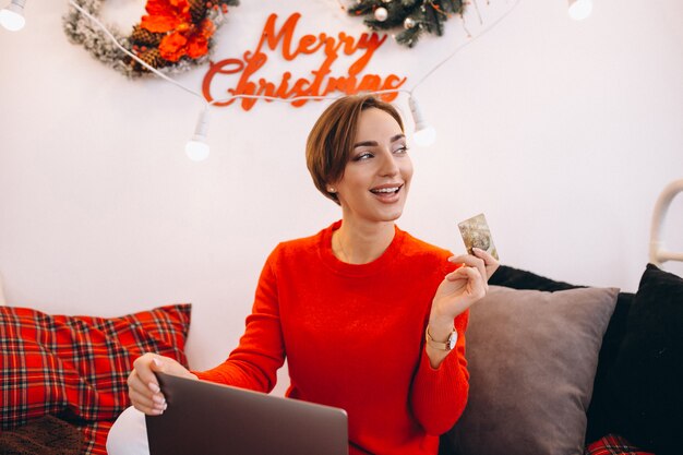 Mujer de compras en línea en Navidad