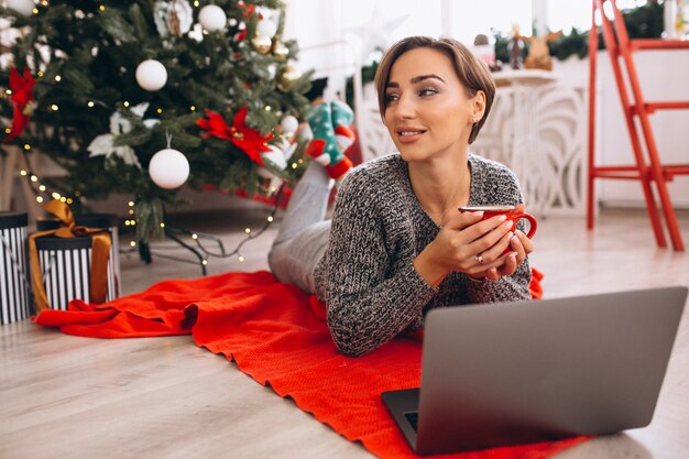 Mujer de compras en línea en Navidad