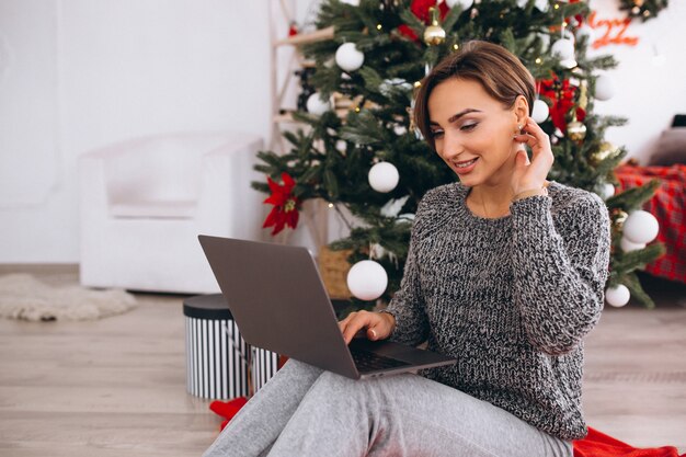 Mujer de compras en línea en Navidad