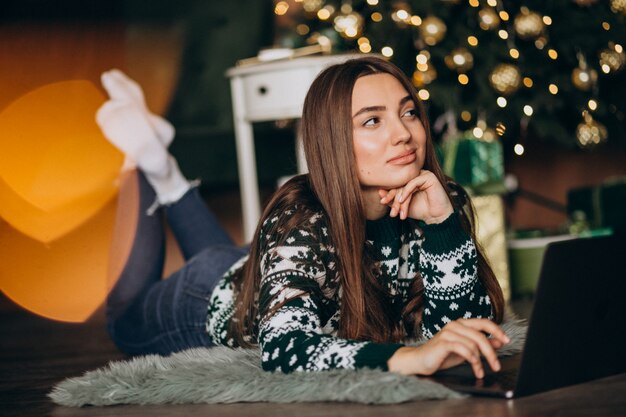 Mujer de compras en línea en rebajas de Navidad