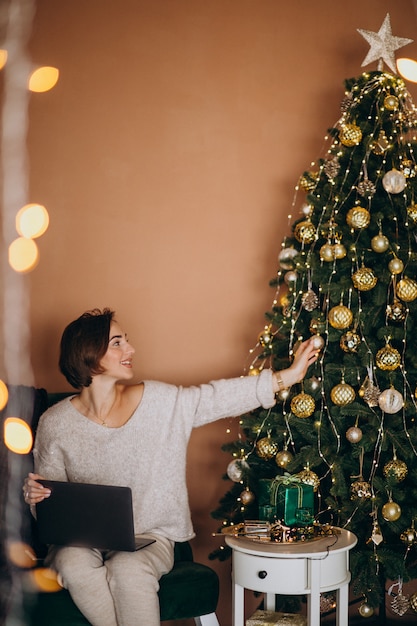 Foto gratuita mujer de compras en línea en rebajas de navidad