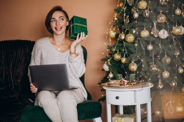 Mujer de compras en línea en rebajas de navidad