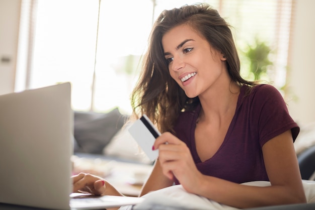 Foto gratuita mujer de compras online con ordenador portátil. comprar online es mucho más fácil y rápido