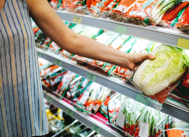 Foto gratuita mujer de compras en un supermercado