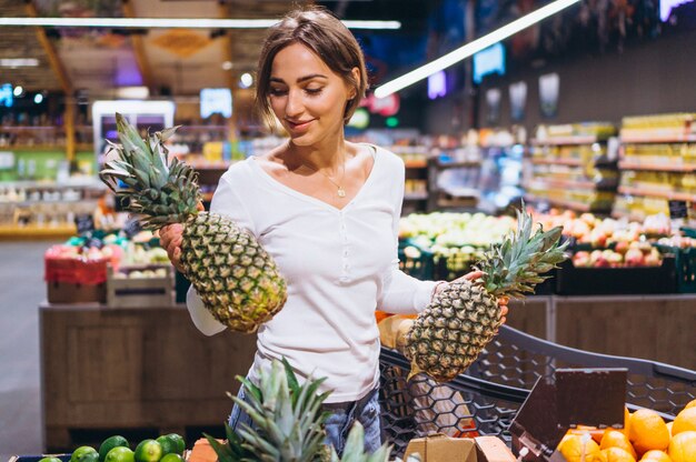 Mujer de compras en la tienda de comestibles