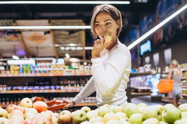 Mujer de compras en la tienda de comestibles