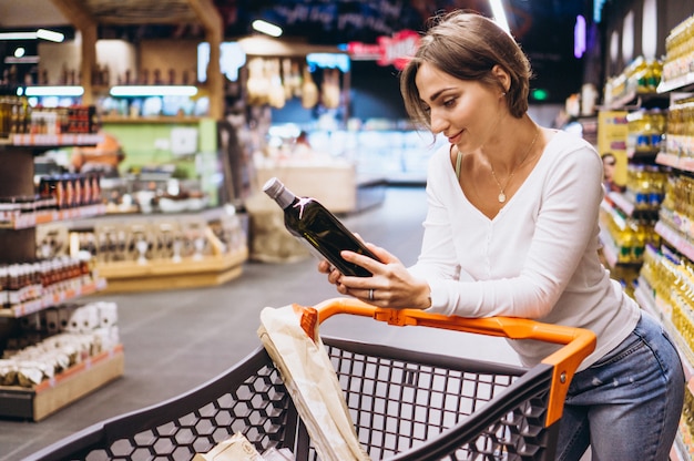 Foto gratuita mujer de compras en la tienda de comestibles