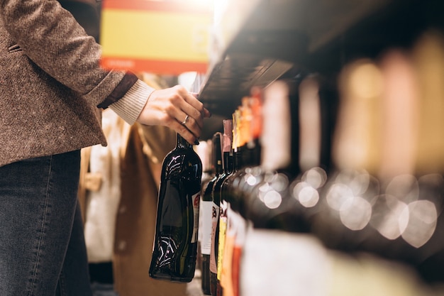 Foto gratuita mujer de compras en la tienda de comestibles