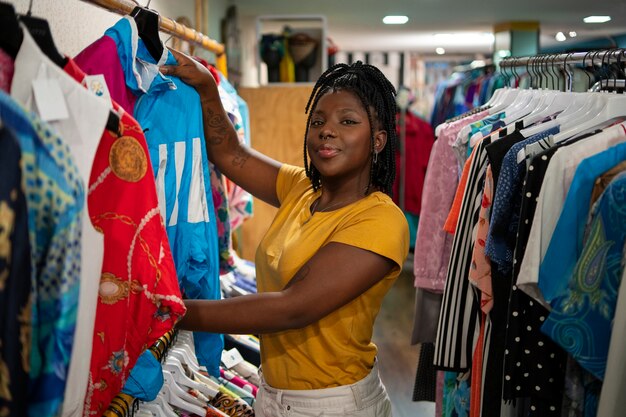 Mujer de compras en una tienda de segunda mano