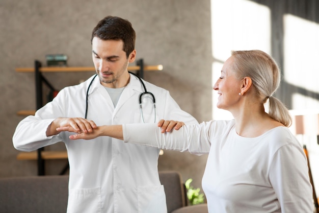 Foto gratuita mujer de comprobación de doctor sonriente de tiro medio