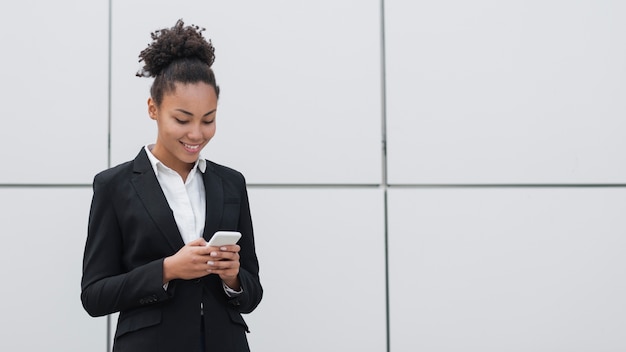 Mujer, comprobación, teléfono, tiro medio