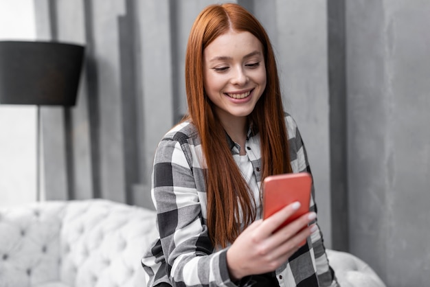 Mujer, comprobación, teléfono, tiro medio