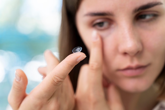 Mujer comprobando algunas lentes nuevas