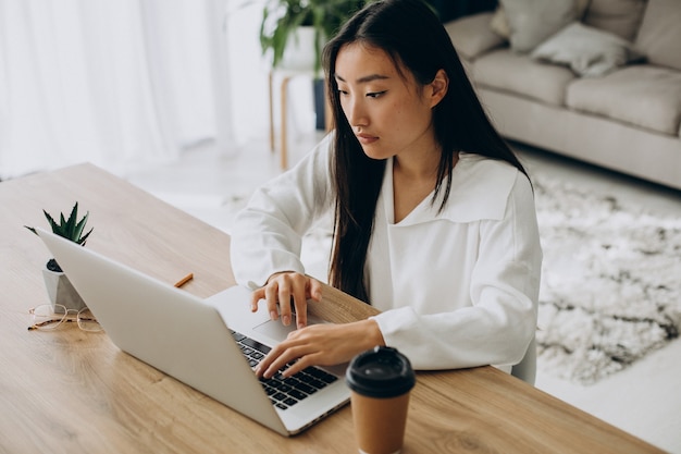 Mujer comprobando gráficos en el mercado de valores en la computadora