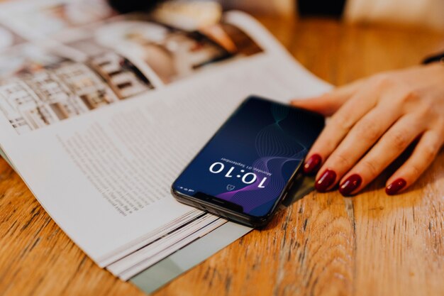 Mujer comprobando la hora en su teléfono