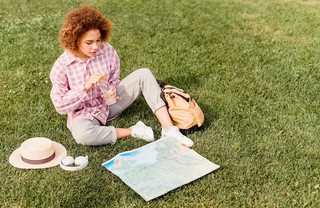 Mujer comprobando un mapa de su nuevo destino