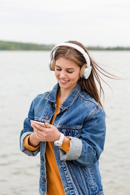 Mujer comprobando móvil para música